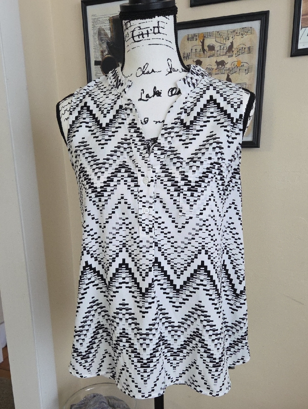 Collective Concepts Black & White Chevron Sleeveless Blouse